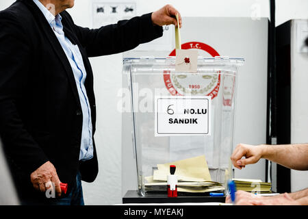 7 giugno 2018, Amburgo, Germania: un cittadino turco getta il suo voto in uno scrutinio trasparente box. La gente turca che vive in Germania possono esprimere il loro voto per il bagno turco le elezioni presidenziali e parlamentari dal 7 al 19 giugno. Foto: Markus Scholz/dpa Foto Stock