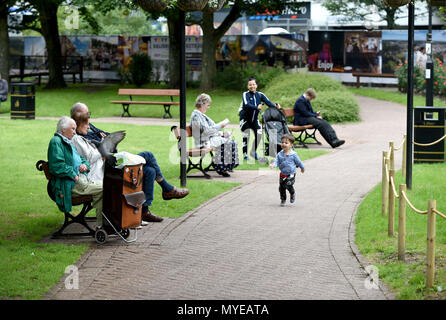 Salisbury, Wiltshire, Regno Unito. Il 7 giugno, 2018. Viste generali del Maltings area dello shopping, 2 settimane dopo la riapertura al pubblico dopo l'avvelenamento dell'avvelenamento di Sergei e Yulia Skripal, Salisbury, Wiltshire Credito: Finnbarr Webster/Alamy Live News Foto Stock