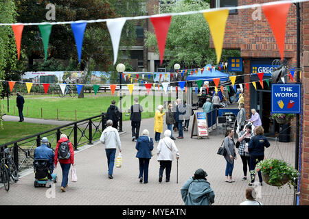 Salisbury, Wiltshire, Regno Unito. Il 7 giugno, 2018. Viste generali del Maltings area dello shopping, 2 settimane dopo la riapertura al pubblico dopo l'avvelenamento dell'avvelenamento di Sergei e Yulia Skripal, Salisbury, Wiltshire Credito: Finnbarr Webster/Alamy Live News Foto Stock