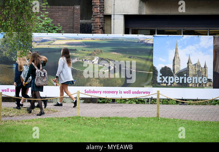 Salisbury, Wiltshire, Regno Unito. Il 7 giugno, 2018. Viste generali del Maltings area dello shopping, 2 settimane dopo la riapertura al pubblico dopo l'avvelenamento dell'avvelenamento di Sergei e Yulia Skripal, Salisbury, Wiltshire Credito: Finnbarr Webster/Alamy Live News Foto Stock