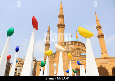 Beirut Libano del 7 giugno 2018 decorazioni islamiche sono visualizzati in Piazza Martiri Beirut davanti di Mohammad Al Amin moschea per commemorare il mese sacro del Ramadan che termina il 15 giugno. Il Ramadan cade tradizionalmente nel nono mese del calendario islamico ed è osservata dai musulmani in tutto il mondo come un mese di digiuno (Sawm) per commemorare la prima rivelazione del Corano al profeta Maometto Credito: amer ghazzal/Alamy Live News Foto Stock