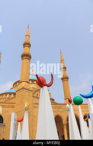 Beirut Libano del 7 giugno 2018 decorazioni islamiche sono visualizzati in Piazza Martiri Beirut davanti di Mohammad Al Amin moschea per commemorare il mese sacro del Ramadan che termina il 15 giugno. Il Ramadan cade tradizionalmente nel nono mese del calendario islamico ed è osservata dai musulmani in tutto il mondo come un mese di digiuno (Sawm) per commemorare la prima rivelazione del Corano al profeta Maometto Credito: amer ghazzal/Alamy Live News Foto Stock