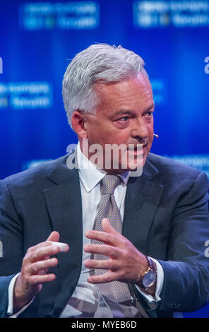 7 giugno 2018, Berlin, Germania: Sir Alan Duncan, Ministro di Stato per l' Europa e il vice ministro degli esteri in Gran Bretagna e Irlanda del Nord parla durante la WDR Europa Forum 'ri-pensare l'Europa". Temi quali il ruolo della Germania in Europa, pressione su democrazie liberali come pure Brexit e antisemitismo sono trattate nel corso di interviste e tavole rotonde. Foto: Jens Büttner/dpa-Zentralbild/dpa Foto Stock