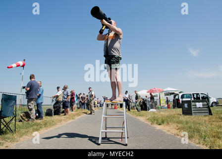 07 giugno 2018, Germania, Wunstorf: Planespotter Bernd Selbmann scatta foto durante il tedesco della Bundeswehr 'Spotterday' a Wunstorf Airbase vicino Hannover. A Spotterday, 300 fotografi sono stati in grado di scattare foto della Bundeswehr aeromobile in azione. Foto: Julian Stratenschulte/dpa Foto Stock