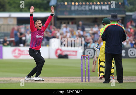 Hove, Regno Unito. Il 7 giugno, 2018. Danny Briggs del Sussex celebra tenendo il paletto di D'Arcy a corto di Australia durante il tour match tra Sussex v Australia al primo centro di County Ground, Hove su 7 giugno, 2018 nel Sussex, Inghilterra. Solo uso editoriale Credito: Paolo Terry foto/Alamy Live News Foto Stock