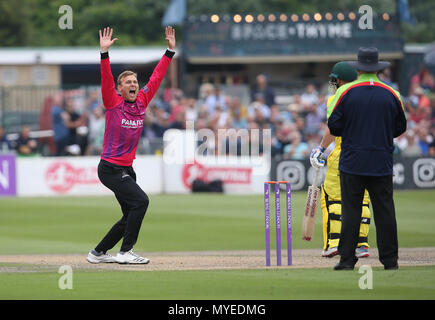 Hove, Regno Unito. Il 7 giugno, 2018. Danny Briggs del Sussex celebra tenendo il paletto di D'Arcy a corto di Australia durante il tour match tra Sussex v Australia al primo centro di County Ground, Hove su 7 giugno, 2018 nel Sussex, Inghilterra. Solo uso editoriale Credito: Paolo Terry foto/Alamy Live News Foto Stock