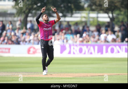 Hove, Regno Unito. Il 7 giugno, 2018. Jofra Archer di Sussex celebra tenendo il paletto di Michael Nesser di Australia durante il tour match tra Sussex v Australia al primo centro di County Ground, Hove su 7 giugno, 2018 nel Sussex, Inghilterra. Solo uso editoriale Credito: Paolo Terry foto/Alamy Live News Foto Stock