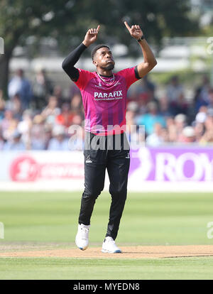 Hove, Regno Unito. Il 7 giugno, 2018. Jofra Archer di Sussex celebra tenendo il paletto di Michael Nesser di Australia durante il tour match tra Sussex v Australia al primo centro di County Ground, Hove su 7 giugno, 2018 nel Sussex, Inghilterra. Solo uso editoriale Credito: Paolo Terry foto/Alamy Live News Foto Stock