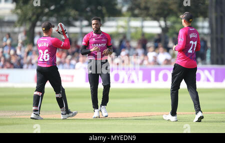 Hove, Regno Unito. Il 7 giugno, 2018. Jofra Archer ( C ) del Sussex celebra tenendo il paletto di Michael Nesser di Australia durante il tour match tra Sussex v Australia al primo centro di County Ground, Hove su 7 giugno, 2018 nel Sussex, Inghilterra. Solo uso editoriale Credito: Paolo Terry foto/Alamy Live News Foto Stock