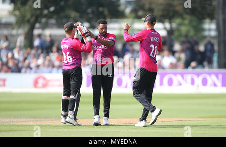 Hove, Regno Unito. Il 7 giugno, 2018. Jofra Archer ( C ) del Sussex celebra tenendo il paletto di Michael Nesser di Australia durante il tour match tra Sussex v Australia al primo centro di County Ground, Hove su 7 giugno, 2018 nel Sussex, Inghilterra. Solo uso editoriale Credito: Paolo Terry foto/Alamy Live News Foto Stock