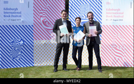 Edimburgo, Scozia. Regno Unito. Il 7 giugno 2018. Premere il tasto di chiamata per lanciare il programma Edinburgh International Book Festival 2018 in Charlotte Square Gardens. Nick Orzo, Direttore, Edinburgh International Book Festival, Janet Smyth, Direttore di bambini e i programmi di istruzione, Edinburgh International Book Festival e Roland Gulliver, Direttore Associato, Edinburgh International Book Festival. Pak@ Mera/Alamy Live News Foto Stock