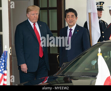 Il Presidente degli Stati Uniti, Trump accoglie Primo Ministro giapponese Shinzo Abe alla Casa Bianca di Washington, DC, 7 giugno 2018. Credito: Chris Kleponis/CNP /MediaPunch Foto Stock
