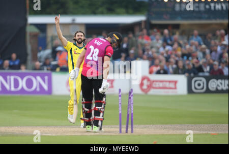 Hove, Regno Unito. Il 7 giugno, 2018. Kane Richardson di Australia celebra dopo egli prende il paletto di Phil sale di Sussex durante il tour match tra Sussex v Australia al primo centro di County Ground, Hove su 7 giugno, 2018 nel Sussex, Inghilterra. Solo uso editoriale Credito: Paolo Terry foto/Alamy Live News Foto Stock