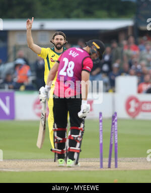 Hove, Regno Unito. Il 7 giugno, 2018. Kane Richardson di Australia celebra dopo egli prende il paletto di Phil sale di Sussex durante il tour match tra Sussex v Australia al primo centro di County Ground, Hove su 7 giugno, 2018 nel Sussex, Inghilterra. Solo uso editoriale Credito: Paolo Terry foto/Alamy Live News Foto Stock