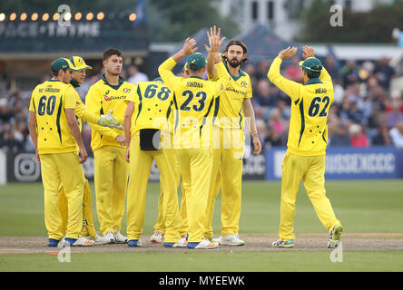 Hove, Regno Unito. Il 7 giugno, 2018. Kane Richardson ( 2 R ) di Australia celebra dopo egli prende il paletto di Phil sale di Sussex durante il tour match tra Sussex v Australia al primo centro di County Ground, Hove su 7 giugno, 2018 nel Sussex, Inghilterra. Solo uso editoriale Credito: Paolo Terry foto/Alamy Live News Foto Stock