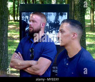 Dispensa - 07 giugno 2018, Polonia, Auschwitz: Rappers Farid Bang e Kollegah (L) accanto ai resti della camera a gas e crematorio numero 5 presso il Memoriale di Auschwitz. Foto: Bernd Oertwig/Iak/Internationales Auschwitz Komitee/dpa - ATTENZIONE: solo uso editoriale in connessione con la versione più recente di copertura e solo se il credito sopra menzionato viene fatto riferimento in pieno. Foto Stock