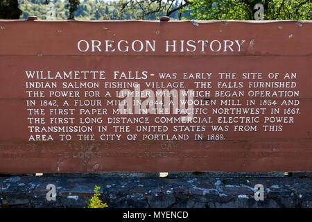 OREGON CITY, OREGON - 11 Aprile 2014: un cartello in legno con informazioni storiche circa Willamette cade in Oregon City, o l'11 aprile 2014. Foto Stock