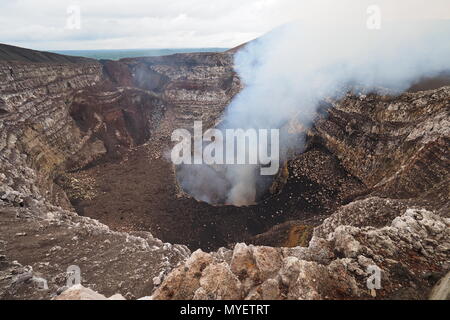 Il vulcano attivo in Masaya, Nicaragua con piscina di lava e di emissioni gassose. Foto Stock