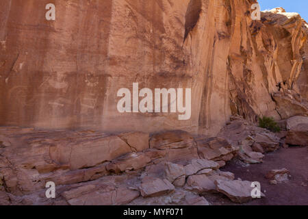 Petroglifi storico scavata nella roccia rossa lungo Cub Creek Road dall'Frement persone in Dinosaur National Monument, Utah. Foto Stock