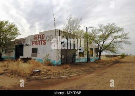 Un garage abbandonati nel percorso 66 comune di San Jon, Nuovo Messico. Interstate 40 (I-40) bypassato la comunità nel 1981. Foto Stock