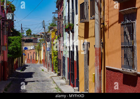 Avvolgimento di stretta strada acciottolata Foto Stock