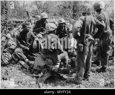 Gruppo di CBs che agisce come barellieri per 7 Marines. Peleliu., 09-1944 - Foto Stock