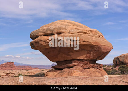 Roccia equilibrato nel deserto nel Parco Nazionale di Canyonlands in Utah Foto Stock