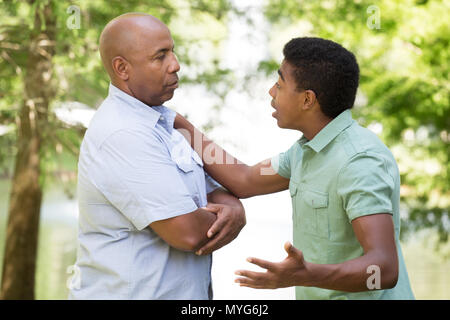 Padre e figlio avente una accesa discussione. Foto Stock