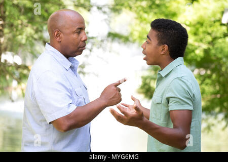 Padre e figlio avente una accesa discussione. Foto Stock