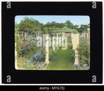 Ballyshear, Charles Blair MacDonald house, Shinnecock Hills, Southampton, New York. Flower Garden pergola Foto Stock