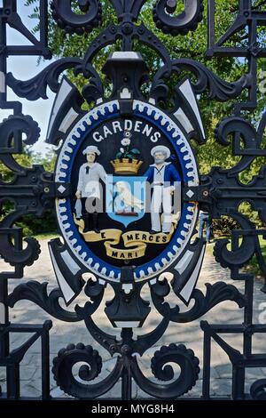 Halifax, Nova Scotia, Canada: emblema sul ferro battuto cancello principale a Halifax giardini pubblici. Traduzione: "e merces mari" = "ricompensa dal mare" Foto Stock