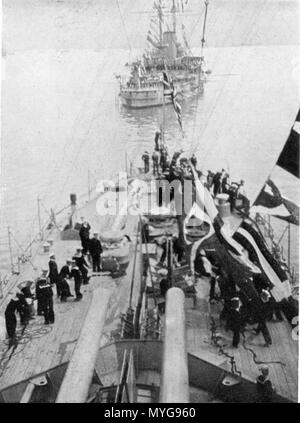 . Inglese: Vista dal ponte di HMS Dreadnought durante il riesame navale. 1908. La regina Alexandra di Gran Bretagna (1844-1925) 243 HMSDreadnought bridgeview Foto Stock