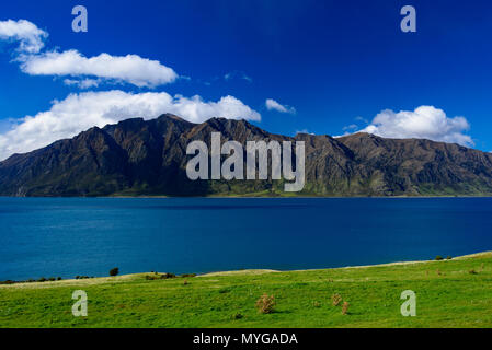 Vista del lago Wanaka con montagne, Isola del Sud, Nuova Zelanda Foto Stock
