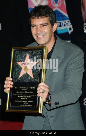 Antonio Banderas ha ricevuto una stella sulla Hollywood Walk of Fame a Los Angeles. Ottobre 18, 2005. - 01 BanderasAntonio008.jpg01 BanderasAntonio008 evento nella vita di Hollywood - California, tappeto rosso Evento, STATI UNITI D'AMERICA, industria cinematografica, celebrità, fotografia, Bestof, arte cultura e intrattenimento, Topix celebrità moda, migliori della vita di Hollywood, evento nella vita di Hollywood - California, movie celebrità, personaggi televisivi, musica celebrità, Topix, Bestof, arte cultura e intrattenimento, fotografia, inchiesta tsuni@Gamma-USA.com , Tsuni Credito / STATI UNITI D'AMERICA, premiato con una stella sulla Hollywo Foto Stock