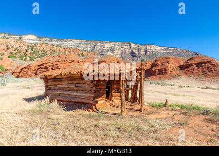 Abbandonato il vecchio cabina sulla Echo Park road nel dinosauro monumento nazionale, Colorado. Foto Stock