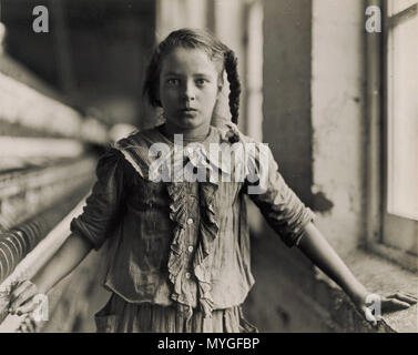 . Inglese: W. Lewis Hine, americano, 1874-1940 ragazza adolescente, uno Spinner in Carolina Filanda, 1908 gelatina silver Stampa immagine: 19,2 x 24,2 cm. (7 9/16 x 9 1/2 in.) foglio: 20,3 x 25,3 cm. (8 x 9 15/16 in.) Anonimo dono x1973-29 . 1908. W. Lewis Hine, americano, 1874-1940 241 Hine, Lewis, ragazza adolescente, uno Spinner in Carolina Filanda, 1908 Foto Stock