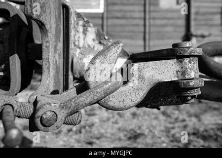 Gancio, vagone ferroviario rusty il fissaggio. Vintage a scartamento ferroviario. Foto Stock