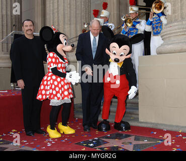 Michael Eisner ha onorato con una stella sulla Hollywood Walk of Fame a Los Angeles. John Travolta nella foto Topolino e Minnie - EisnerMichael star 04.jpgEisnerMichael star 04 evento nella vita di Hollywood - California, tappeto rosso Evento, STATI UNITI D'AMERICA, industria cinematografica, celebrità, fotografia, Bestof, arte cultura e intrattenimento, Topix celebrità moda, migliori della vita di Hollywood, evento nella vita di Hollywood - California, movie celebrità, personaggi televisivi, musica celebrità, Topix, Bestof, arte cultura e intrattenimento, fotografia, inchiesta tsuni@Gamma-USA.com , Tsuni Credito / USA Foto Stock