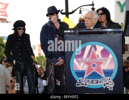 MOTLEY CRUE onorato con una stella sulla Hollywood Walk of Fame a Los Angeles. Gennaio 25, 2006. - 16 MotleyCrue.jpg16 MotleyCrue evento nella vita di Hollywood - California, tappeto rosso Evento, STATI UNITI D'AMERICA, industria cinematografica, celebrità, fotografia, Bestof, arte cultura e intrattenimento, Topix celebrità moda, migliori della vita di Hollywood, evento nella vita di Hollywood - California, movie celebrità, personaggi televisivi, musica celebrità, Topix, Bestof, arte cultura e intrattenimento, fotografia, inchiesta tsuni@Gamma-USA.com , Tsuni Credito / STATI UNITI D'AMERICA, premiato con una stella sulla Hollywood Walk ofFame in Foto Stock