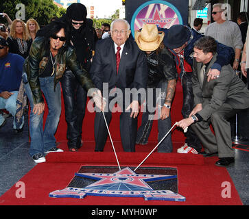 MOTLEY CRUE onorato con una stella sulla Hollywood Walk of Fame a Los Angeles. Gennaio 25, 2006. - 18 MotleyCrue.jpg18 MotleyCrue evento nella vita di Hollywood - California, tappeto rosso Evento, STATI UNITI D'AMERICA, industria cinematografica, celebrità, fotografia, Bestof, arte cultura e intrattenimento, Topix celebrità moda, migliori della vita di Hollywood, evento nella vita di Hollywood - California, movie celebrità, personaggi televisivi, musica celebrità, Topix, Bestof, arte cultura e intrattenimento, fotografia, inchiesta tsuni@Gamma-USA.com , Tsuni Credito / STATI UNITI D'AMERICA, premiato con una stella sulla Hollywood Walk ofFame in Foto Stock