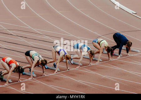 Avviare velocisti femmina in 100 metri in esecuzione durante il campionato UrFO in atletica leggera Foto Stock