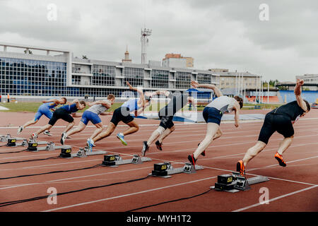 Avviare gli uomini velocisti su 100 metri in esecuzione durante il campionato UrFO in atletica leggera Foto Stock