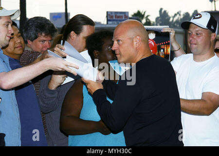 Michael Chiklis al "dietro le quinte a doppia testata' FX con "lo scudo' e '/Nip tuck" presentato dalla Academy of Television Arts & Sciences Mercoledì, Aprile 28, 2004 in North Hollywood, California. - ChiklisMichael fan1.jpgChiklisMichael FAN1 evento nella vita di Hollywood - California, tappeto rosso Evento, STATI UNITI D'AMERICA, industria cinematografica, celebrità, fotografia, Bestof, arte cultura e intrattenimento, Topix celebrità moda, migliori della vita di Hollywood, evento nella vita di Hollywood - California, movie celebrità, personaggi televisivi, musica celebrità, Topix, Bestof, arti e cultura Ent Foto Stock
