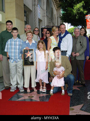 Patty Duke ( in posa con la famiglia ) ha ricevuto il 2260th stella sulla Hollywood Walk of Fame a Los Angeles. Agosto 17, 2004. - DukePatty family018.jpgDukePatty family018 evento nella vita di Hollywood - California, tappeto rosso Evento, STATI UNITI D'AMERICA, industria cinematografica, celebrità, fotografia, Bestof, arte cultura e intrattenimento, Topix celebrità moda, migliori della vita di Hollywood, evento nella vita di Hollywood - California, movie celebrità, personaggi televisivi, musica celebrità, Topix, Bestof, arte cultura e intrattenimento, fotografia, inchiesta tsuni@Gamma-USA.com , Tsuni Credito / STATI UNITI D'AMERICA, onorata con Foto Stock