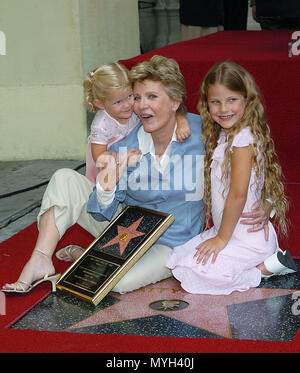 Patty Duke ( con nipoti Elisabetta e Alexandra) ricevuto il 2260th stella sulla Hollywood Walk of Fame a Los Angeles. Agosto 17, 2004. - DukePatty Star004.jpgDukePatty Star004 evento nella vita di Hollywood - California, tappeto rosso Evento, STATI UNITI D'AMERICA, industria cinematografica, celebrità, fotografia, Bestof, arte cultura e intrattenimento, Topix celebrità moda, migliori della vita di Hollywood, evento nella vita di Hollywood - California, movie celebrità, personaggi televisivi, musica celebrità, Topix, Bestof, arte cultura e intrattenimento, fotografia, inchiesta tsuni@Gamma-USA.com , Tsuni credito Foto Stock