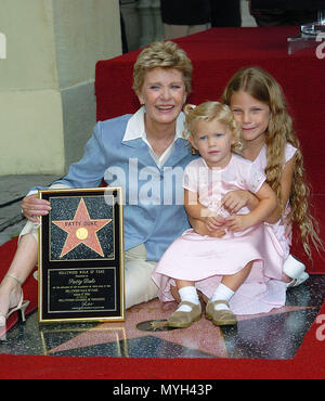 Patty Duke ( con nipoti Elisabetta e Alexandra) ricevuto il 2260th stella sulla Hollywood Walk of Fame a Los Angeles. Agosto 17, 2004. - DukePatty star016.jpgDukePatty star016 evento nella vita di Hollywood - California, tappeto rosso Evento, STATI UNITI D'AMERICA, industria cinematografica, celebrità, fotografia, Bestof, arte cultura e intrattenimento, Topix celebrità moda, migliori della vita di Hollywood, evento nella vita di Hollywood - California, movie celebrità, personaggi televisivi, musica celebrità, Topix, Bestof, arte cultura e intrattenimento, fotografia, inchiesta tsuni@Gamma-USA.com , Tsuni credito Foto Stock