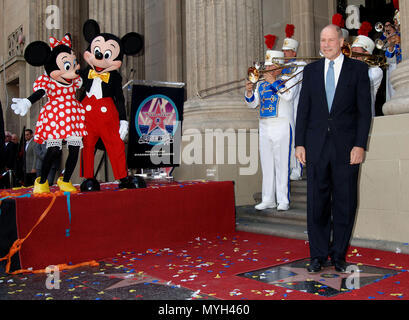 Michael Eisner ha onorato con una stella sulla Hollywood Walk of Fame a Los Angeles. Topolino e Minnie - EisnerMichael star 11.jpgEisnerMichael star 11 evento nella vita di Hollywood - California, tappeto rosso Evento, STATI UNITI D'AMERICA, industria cinematografica, celebrità, fotografia, Bestof, arte cultura e intrattenimento, Topix celebrità moda, migliori della vita di Hollywood, evento nella vita di Hollywood - California, movie celebrità, personaggi televisivi, musica celebrità, Topix, Bestof, arte cultura e intrattenimento, fotografia, inchiesta tsuni@Gamma-USA.com , Tsuni Credito / STATI UNITI D'AMERICA, premiato con una stella sulla Foto Stock