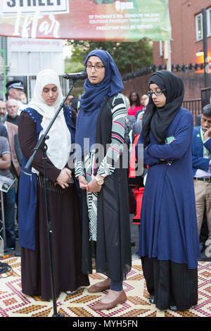 Ruzina Akhtar (centro) Figlia di Makram Ali, tragicamente ucciso nel Finsbury Park moschea attacco terrore fa un discorso per celebrare lo spirito comunitario un anno dopo il Finsbury Park attacco terroristico. Foto Stock