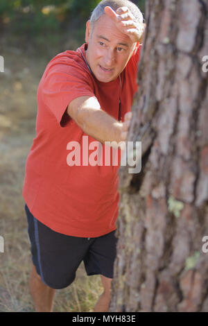 Senior uomo fare sport all'aperto Foto Stock