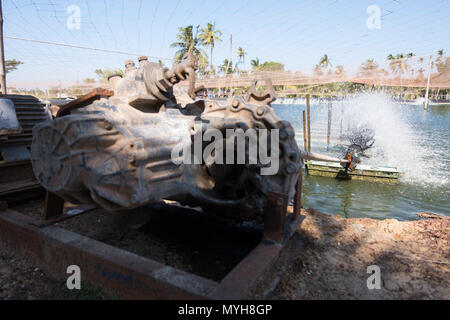 Acqua turbina di aerazione in agricoltura acquatiche. Gamberi e pesce incubatoio business in Thailandia. Foto Stock